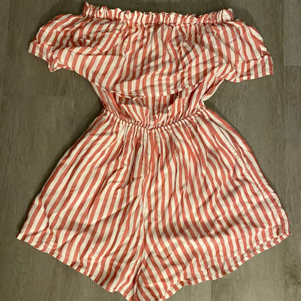 Hollister off shoulder romper w/ pockets!